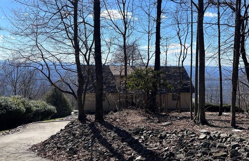 Fancy Gap House | Chateau SMA retreat is located near the Blue Ridge parkway, Fancy Gap, VA.