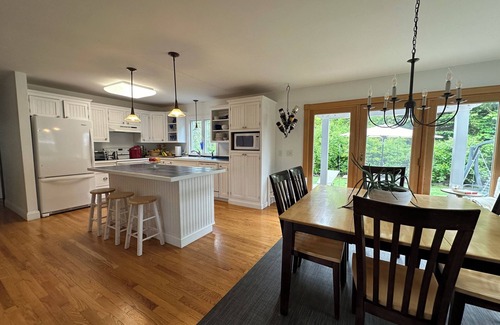 West Chatham Cottage | Chatham Charm Awaits - Family-Friendly Cottage Near Beaches & Local Attractions