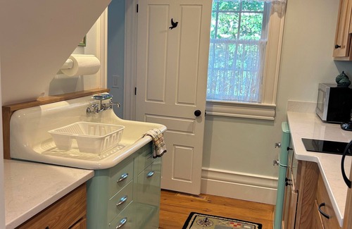Chatham Apartment | Chatham Village - Adorable Studio Apartment in Antique Home