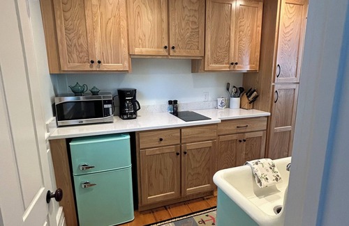 Chatham Apartment | Chatham Village - Adorable Studio Apartment in Antique Home