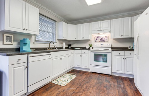 Chatom House | Chatom Retreat w/Furnished Deck & Wooded Views!