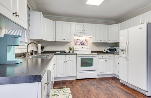 Chatom House | Chatom Retreat w/Furnished Deck & Wooded Views!