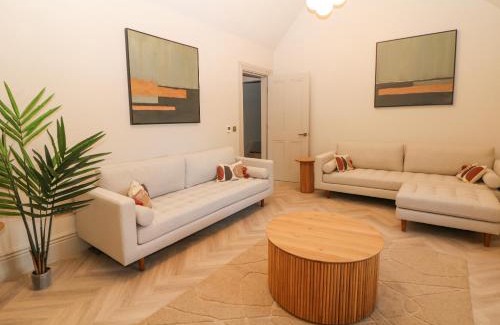 Buxton Apartment | Chatsworth Suite