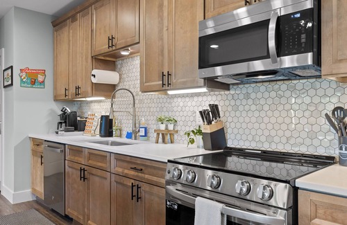 Rossville House | Chatt Vistas-6bdr 6ba-3 Story-Theater-HotTub-Sleeps 15+