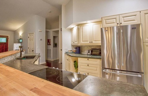McDonald House | Chattanooga Country Home + Pool + Firepit-relaxing + Dog-friendly