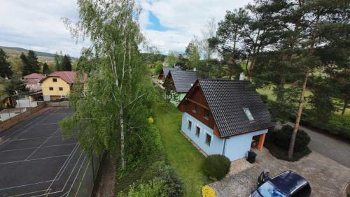 Tyn nad Vltavou House | Chaty Koloděje-ubytování u řeky v soukromém areálu-Blue