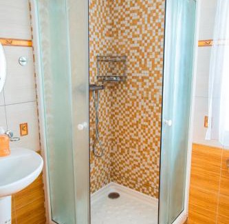 Tyn nad Vltavou House | Chaty Koloděje-ubytování u řeky v soukromém areálu-Blue