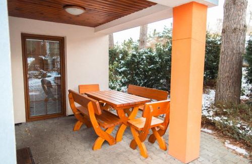 Tyn nad Vltavou House | Chaty Koloděje-ubytování u řeky v soukromém areálu-Blue