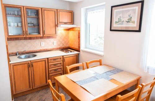Tyn nad Vltavou House | Chaty Koloděje-ubytování u řeky v soukromém areálu-Blue