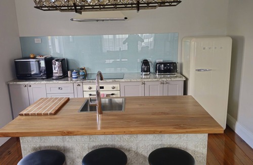 Martinborough House | Che Bella on Naples. Fully Restored 2 Bedroom. 2 minute walk to the Square.