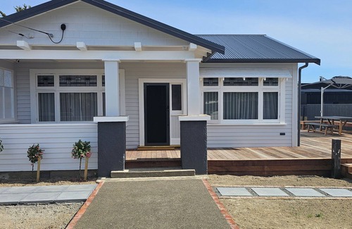 Martinborough House | Che Bella on Naples. Fully Restored 2 Bedroom. 2 minute walk to the Square.