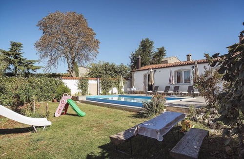Kanfanar Apartment | Cheap and nice holiday flat with pool