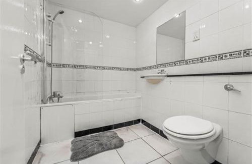 Dublin House | Cheap modern room
