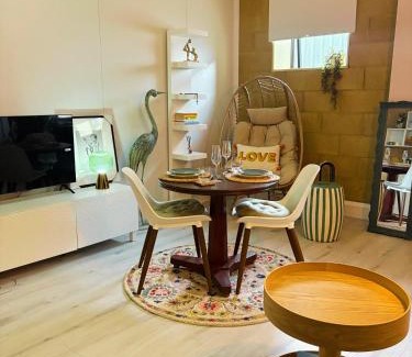 Park Royal Hotel | Cheap Quiet Double Room in Park Royal with off-site Gym Access to Showers