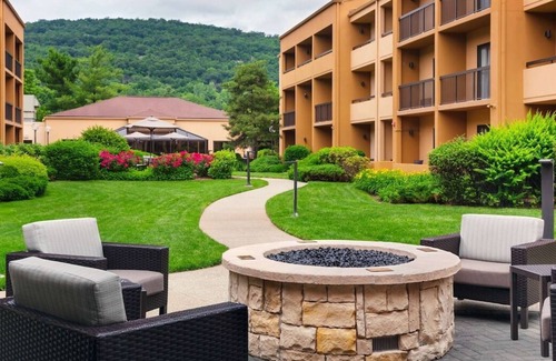 Mahwah House | Check out Ramapo Valley County Reservation! 3 Units with FREE Parking! Pool!