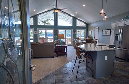 La Follette House | Checkout this beautiful lakefront home on Norris Lake! Open Christmas/New Years!