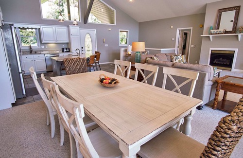 La Follette House | Checkout this beautiful lakefront home on Norris Lake! Open Christmas/New Years!