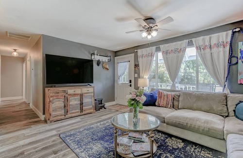 Lakehead-Lakeshore Cottage | Cheerful 1-Bedroom Lake Cottagenn