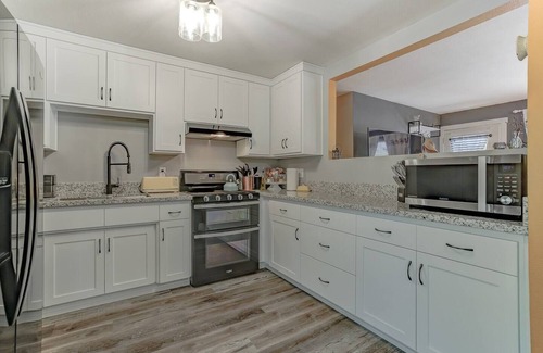 Lakehead-Lakeshore Cottage | Cheerful 1-Bedroom Lake Cottagenn