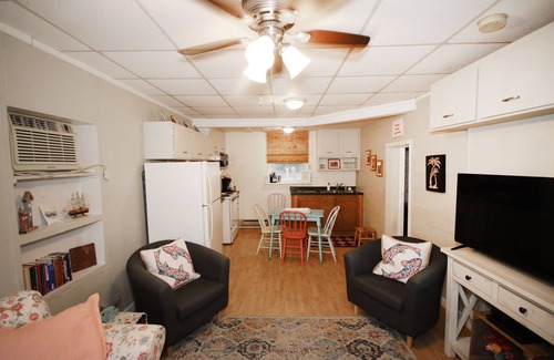 Coloma House | Cheerful 1 bedroom, Close to Beaches, Central Location