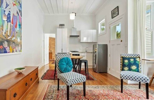 Auckland House | Cheerful 1 bedroom home with Free Parking