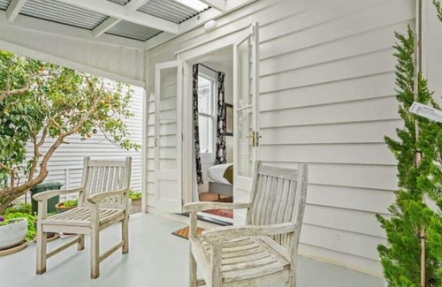 Auckland House | Cheerful 1 bedroom home with Free Parking