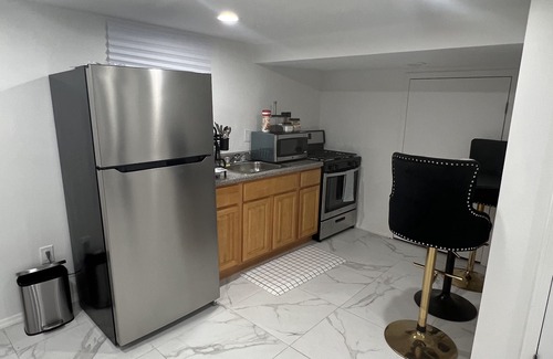 Queens House | Cheerful 1 Bedroom home. 7 min-JFK/16 min-LGA
