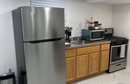 Queens House | Cheerful 1 Bedroom home. 7 min-JFK/16 min-LGA