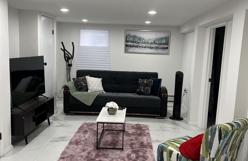 Queens House | Cheerful 1 Bedroom home. 7 min-JFK/16 min-LGA