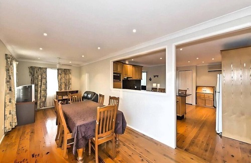 Kingswood House | Cheerful 13 Bedrooms with free Parking