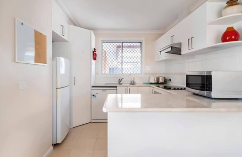 Kingswood House | Cheerful 13 Bedrooms with free Parking