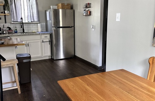 Willis Cottage | Cheerful 1BR + Loft on Lake Conroe Canal