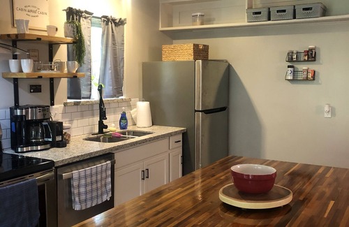 Willis Cottage | Cheerful 1BR + Loft on Lake Conroe Canal