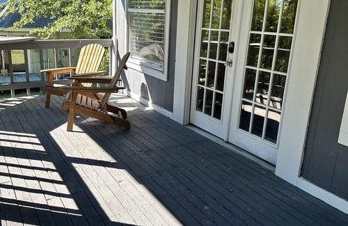 Willis Cottage | Cheerful 1BR + Loft on Lake Conroe Canal