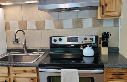 Locust Lake Village House | Cheerful 2 BDRM Bungalow, 5-10 MIN walk to Lake