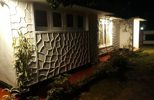 Ella Villa | Cheerful 2 bed room with free parking and staying