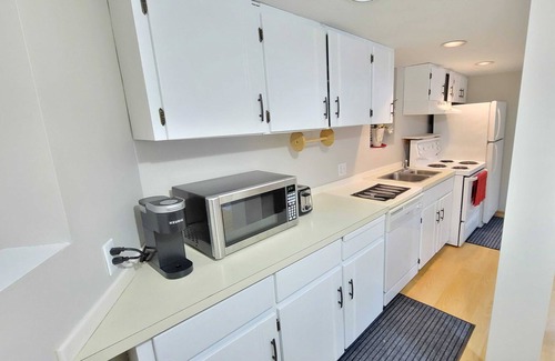 Grand Boulevard House | Cheerful 2 bedroom basement suite w/free parking CARS/RV