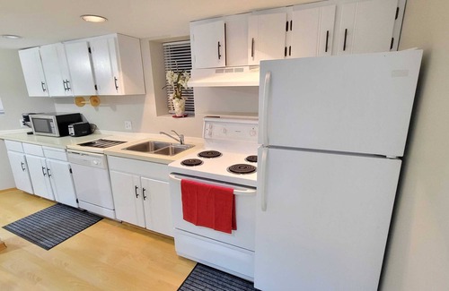 Grand Boulevard House | Cheerful 2 bedroom basement suite w/free parking CARS/RV