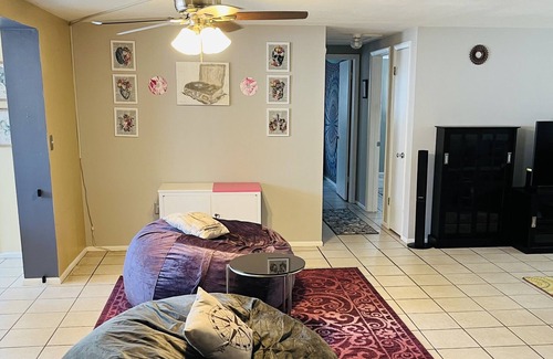 New Port Richey House | Cheerful 2 bedroom. Great patio spaces.