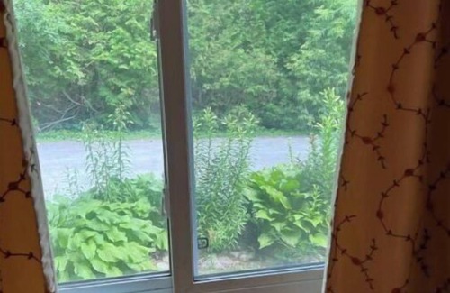 Quinte West House | Cheerful 2-bedroom Waterfront Cottage