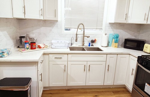 Monterey Park House | Cheerful 2-Bedroom house close to DTLA