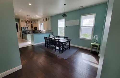 Crockett House | Cheerful 2-bedroom 2-bathroom with deck