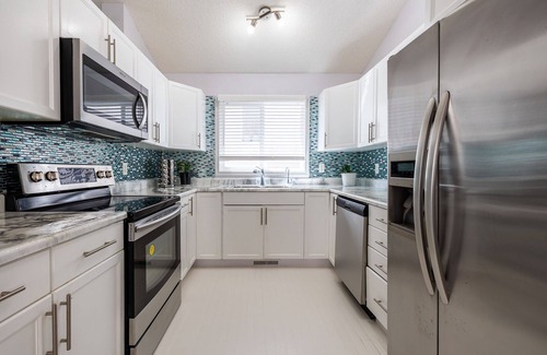 Southeast Edmonton House | Cheerful 2 bedroom bungalow with front parking