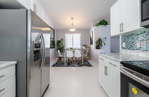Southeast Edmonton House | Cheerful 2 bedroom bungalow with front parking
