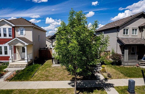 Southeast Edmonton House | Cheerful 2 bedroom bungalow with front parking