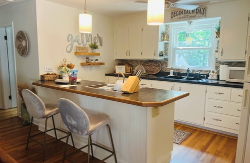 Brimfield Cottage | Cheerful 2 bedroom cottage with lake access close to Sturbridge line