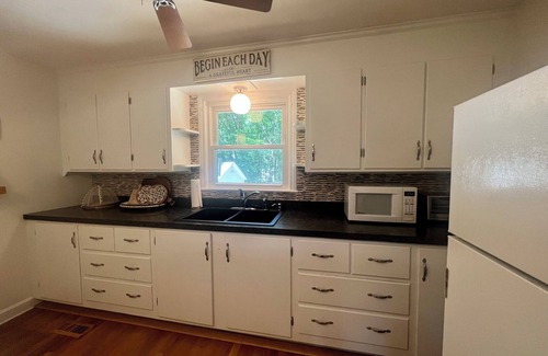 Brimfield Cottage | Cheerful 2 bedroom cottage with lake access close to Sturbridge line