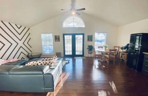 Kingsland Cottage | Cheerful 2 Bedroom cottage on the Llano River- Sleeps 6!