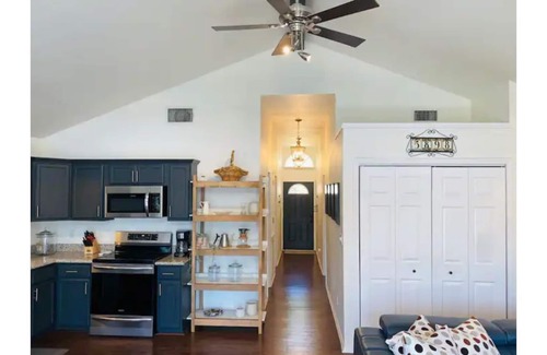 Kingsland Cottage | Cheerful 2 Bedroom cottage on the Llano River- Sleeps 6!