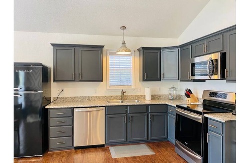 Kingsland Cottage | Cheerful 2 Bedroom cottage on the Llano River- Sleeps 6!